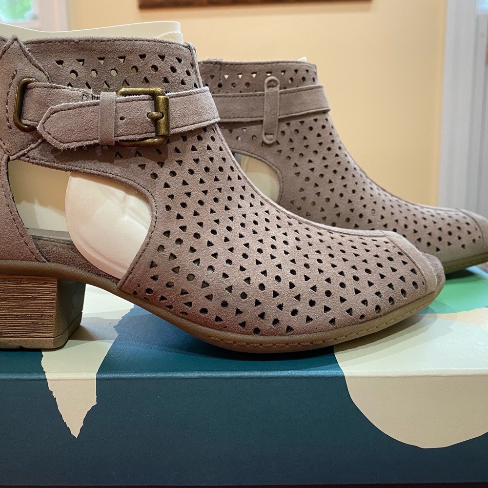New Earth Peek Toe Bootie size 6